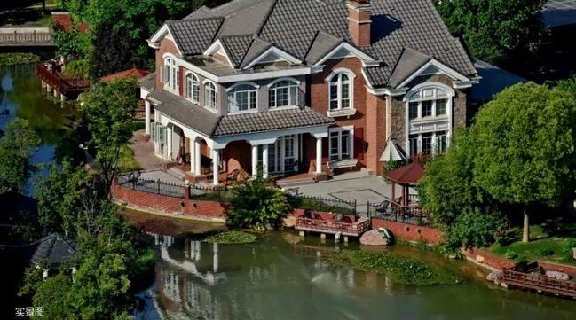 一湖潋天地，，一墅悦人生